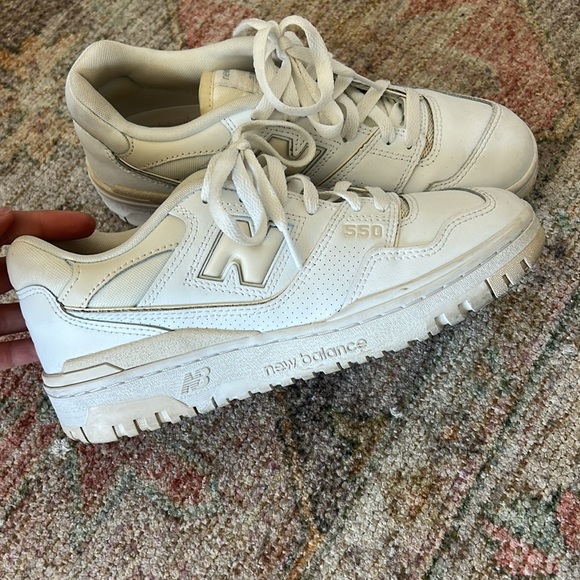 New Balance 550 White Sneakers Size 8.5 - Picture 3 of 4